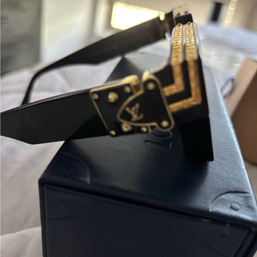 Louis Vuitton Black and Gold Glasses - Picture 4 of 6